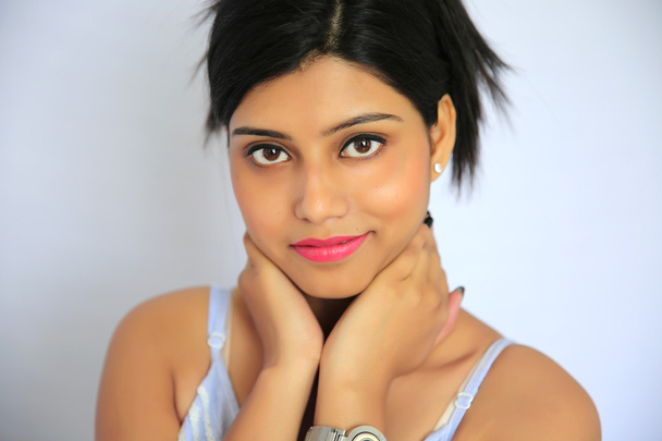 Portret van stijlvolle Indiase meisje op een witte achtergrond - Foto, afbeelding
