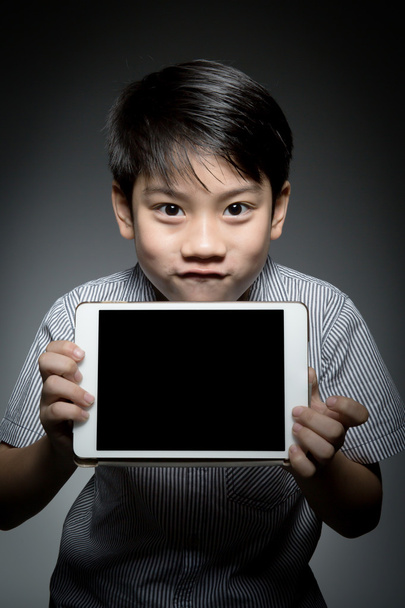 Ασιατικές αγόρι αστείο με τον υπολογιστή tablet στο χέρι - Φωτογραφία, εικόνα