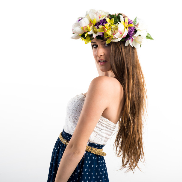Model vrouw met kroon van bloemen - Foto, afbeelding