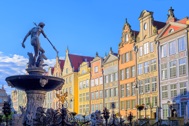 Pomnik Neptuna z kolorowymi domami w tle, Gdańsk, polan - Zdjęcie, obraz