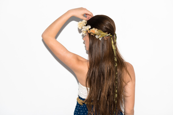 Modelo mujer con corona de flores
 - Foto, imagen