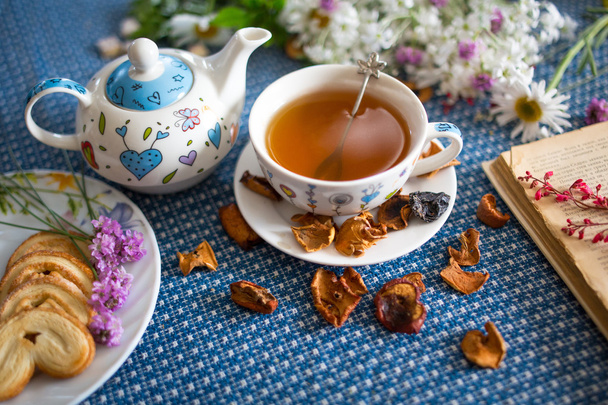 tasse de thé avec livre et fleur
 - Photo, image