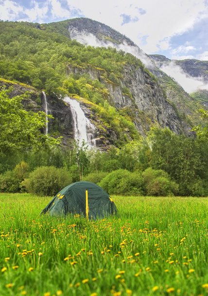 Keväällä telttailemassa. turisti teltta Norjassa vuoret auringonnousun aikaan
 - Valokuva, kuva