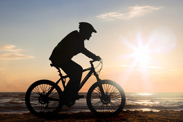 Man Cycling At Beach - Foto, Bild