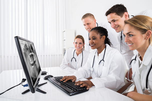 Doctors Looking At X-ray On Computer - Foto, Imagem
