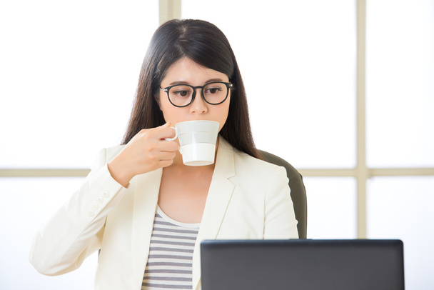 Asian business women working and drinking coffee on laptop - Zdjęcie, obraz