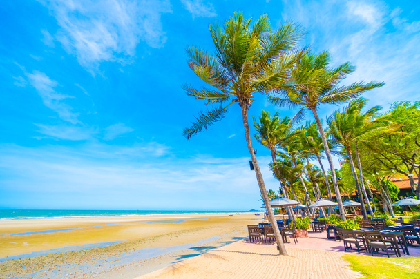 Sombrilla y silla en la playa tropical
 - Foto, imagen