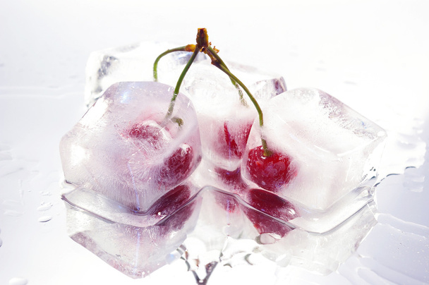 Fore frozen cherries - 写真・画像