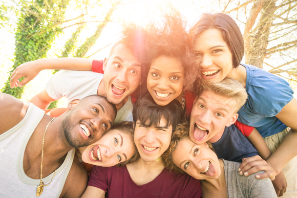 Najlepsi przyjaciele biorąc selfie odkryty z powrotem oświetlenie - koncepcja szczęśliwy młodzieży z młodych ludzi zabawy razem - Cheer i przyjaźni przeciwko Rasizmowi - Vintage marsala filtr i słońce halo flary - Zdjęcie, obraz