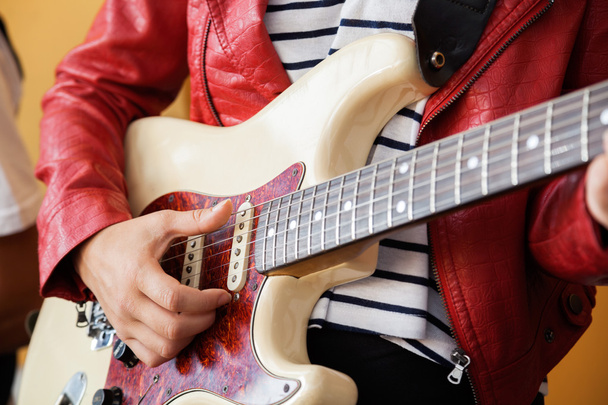 Midsection de la mujer tocando la guitarra eléctrica
 - Foto, imagen