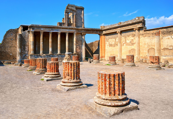 Ερείπια της αντίκες Ρωμαϊκός ναός στην Πομπηία, Νάπολη, Ιταλία - Φωτογραφία, εικόνα