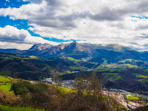 Txindoki, beasain, montagna di neve nei Paesi baschi nella giornata di sole
 - Foto, immagini