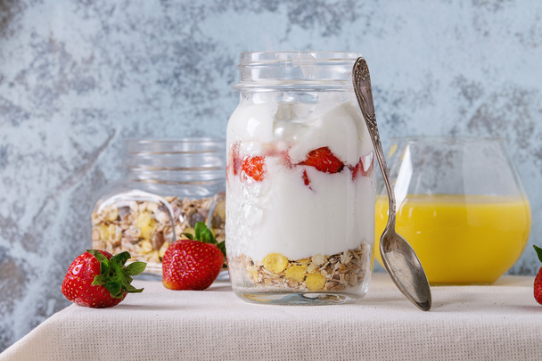 Ontbijt met muesli en yoghurt - Foto, afbeelding