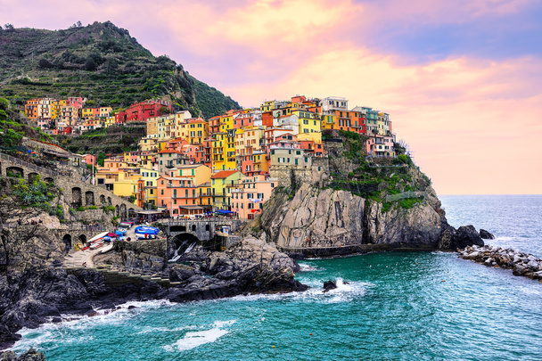 Kolorowe domy na skale w Manarola w regionie Cinque Terre, Włochy - Zdjęcie, obraz