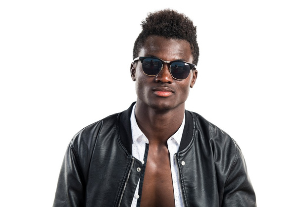 Hombre negro guapo con gafas de sol posando en el estudio
 - Foto, Imagen