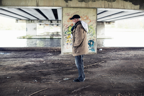 Бездомный пожилой человек
   - Фото, изображение