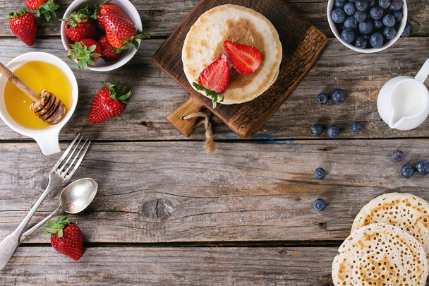 Pancakes with fresh berries - Фото, зображення