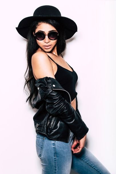Beautiful young woman in hat - Foto, afbeelding