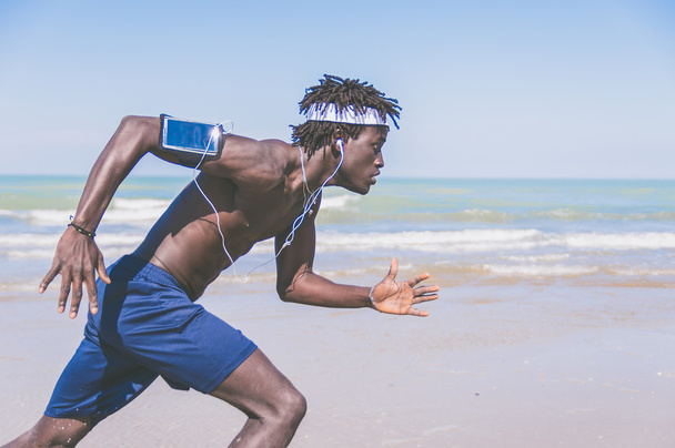 Adam sahilde koşu - Fotoğraf, Görsel