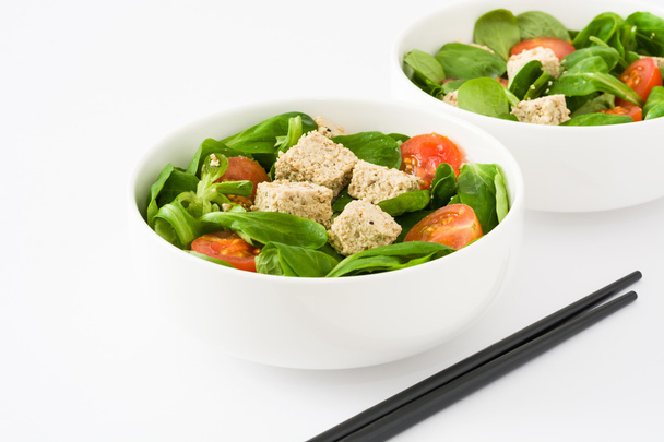 Vegan tofu salade met tomaten en veldsla geïsoleerd op witte achtergrond - Foto, afbeelding