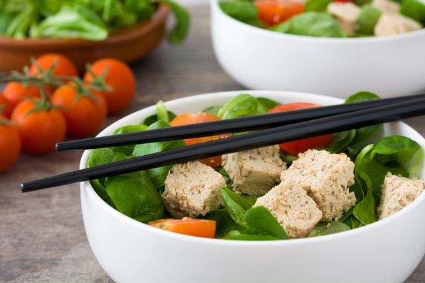 Vegan tofu salade in kom op hout - Foto, afbeelding