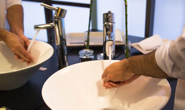 Mann wäscht sich die Hände - Foto, Bild