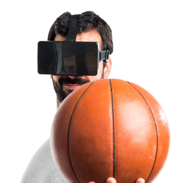 Man playing basketball using VR glasses - Foto, afbeelding
