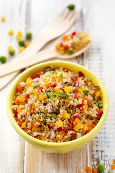 Kvinoa salaatti, terveellistä ja ravitsevaa
 - Valokuva, kuva