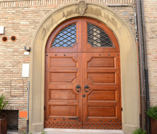 Brązowe drzwi z kołatki - Zdjęcie, obraz