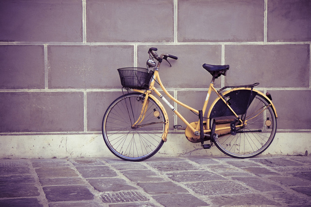 Régi kerékpár a falnak - tónusú kép - Fotó, kép