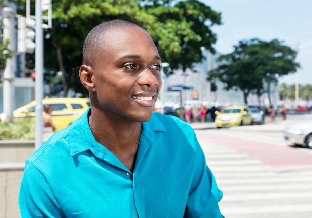 Laughing african american man in bright shirt looking sideways - Foto, immagini