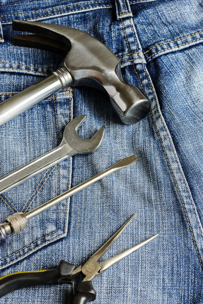 Plusieurs outils sur une poche ouvrière en denim
 - Photo, image