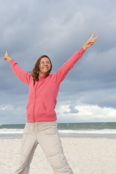 attraktive Frau positiv und glücklich auf dem Meer - Foto, Bild