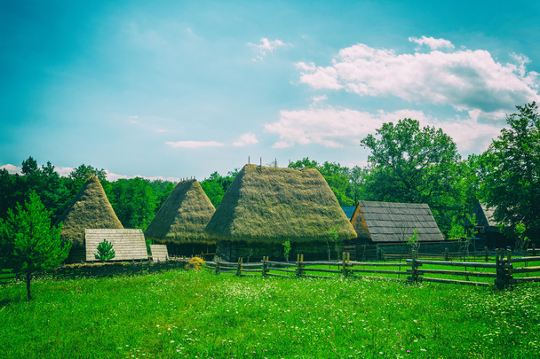 Старый румынский вид на деревню в Карпатах
 - Фото, изображение