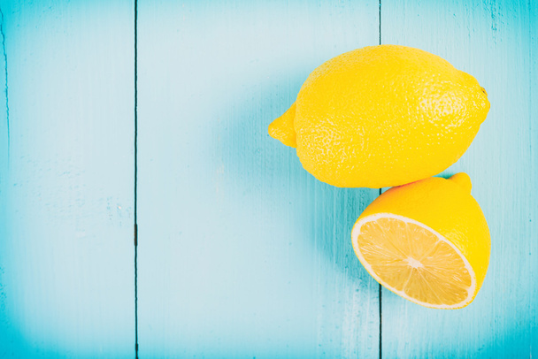 Čerstvé žluté citrony na dřevěný stůl - Fotografie, Obrázek