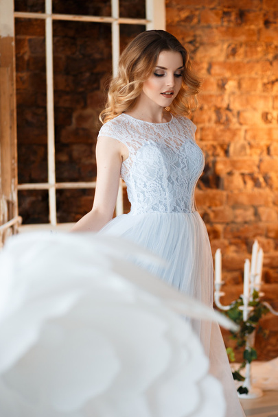 Novia en un tierno vestido de novia azul claro en una mañana sobre la decoración creativa fantástica. Retrato de belleza de moda
 - Foto, imagen
