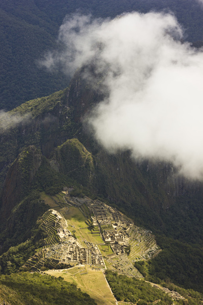 ciudad vieja machu-picchu, perú, con montañas y nubes circundantes
 - Foto, Imagen