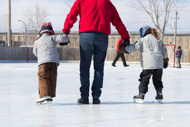Familia divirtiéndose en la pista de patinaje - Foto, imagen