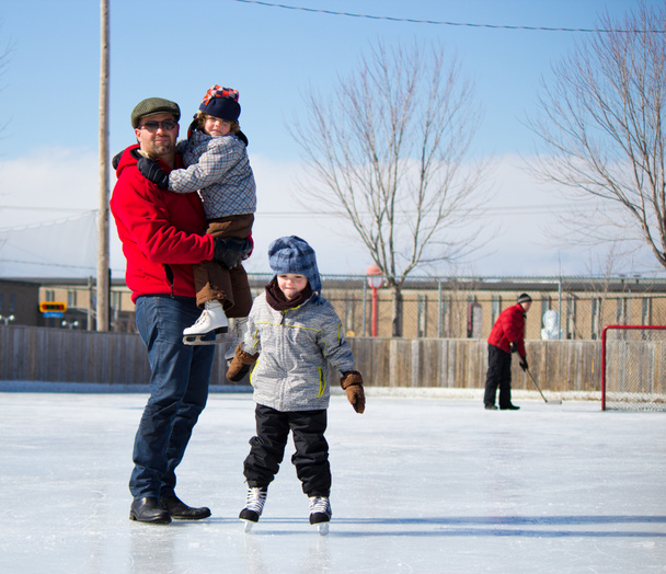 Szczęśliwa rodzina na lodowisko - Zdjęcie, obraz