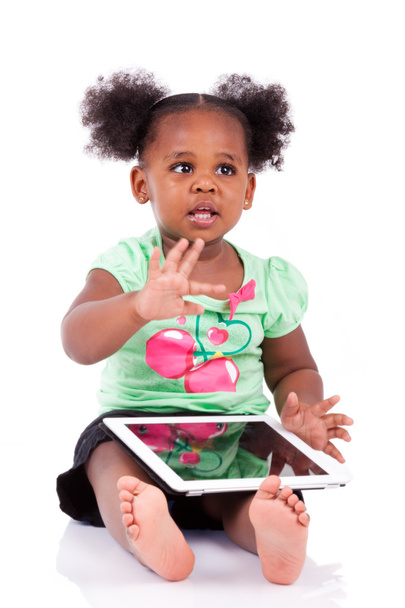 Pieni afrikkalainen amerikkalainen tyttö käyttäen tabletti pc
 - Valokuva, kuva