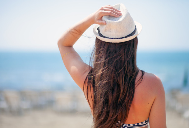 Femme sur la plage regardant la mer pendant les vacances d'été
 - Photo, image
