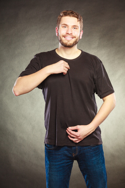 Happy man in leeg shirt met lege kopieerruimte. - Foto, afbeelding