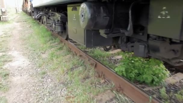 Τρένο τροχοί μεταφοράς προπονητής στον διάδρομο ράγες - Πλάνα, βίντεο