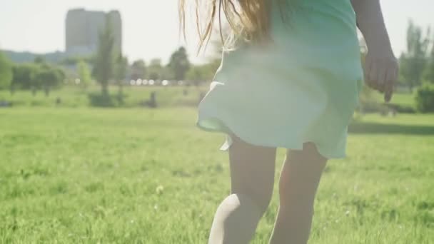 Girl with long red hair have fun in the park - Metraje, vídeo