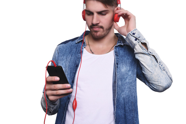 Young man listening to music with smartphone - Foto, Imagen