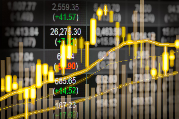 Finanzdaten auf einem Monitor, Kerzenhalter-Diagramm des Aktienmarktes , - Foto, Bild