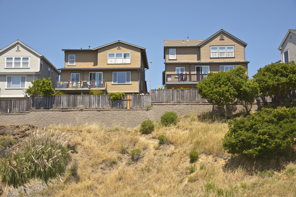 Huizen op een heuvel in Richmond, Californië. - Foto, afbeelding