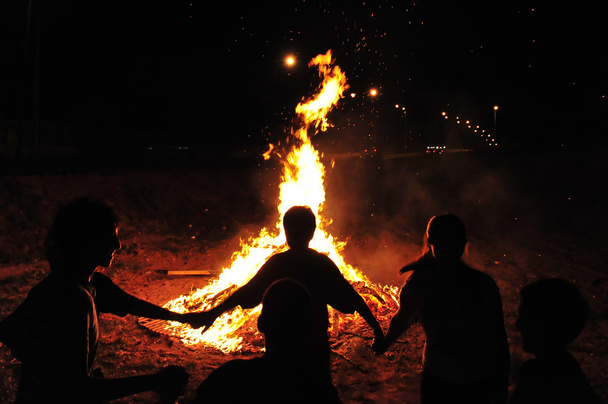 火の子供たちのダンス - 写真・画像