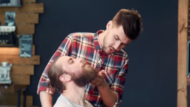 Fryzjer, prosząc mans życzeń o brodę - Materiał filmowy, wideo
