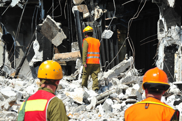 災害発生後の建物の瓦礫を救助 - 写真・画像